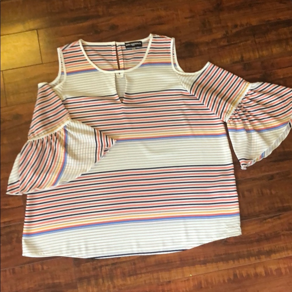 Brilliant blouse. Cold shoulder. Bell sleeve